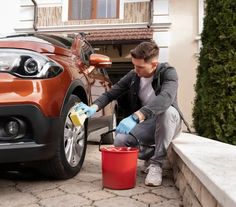 Lavage auto à domicile Saint-Amand-Villages : professionnel intervenant sur un véhicule